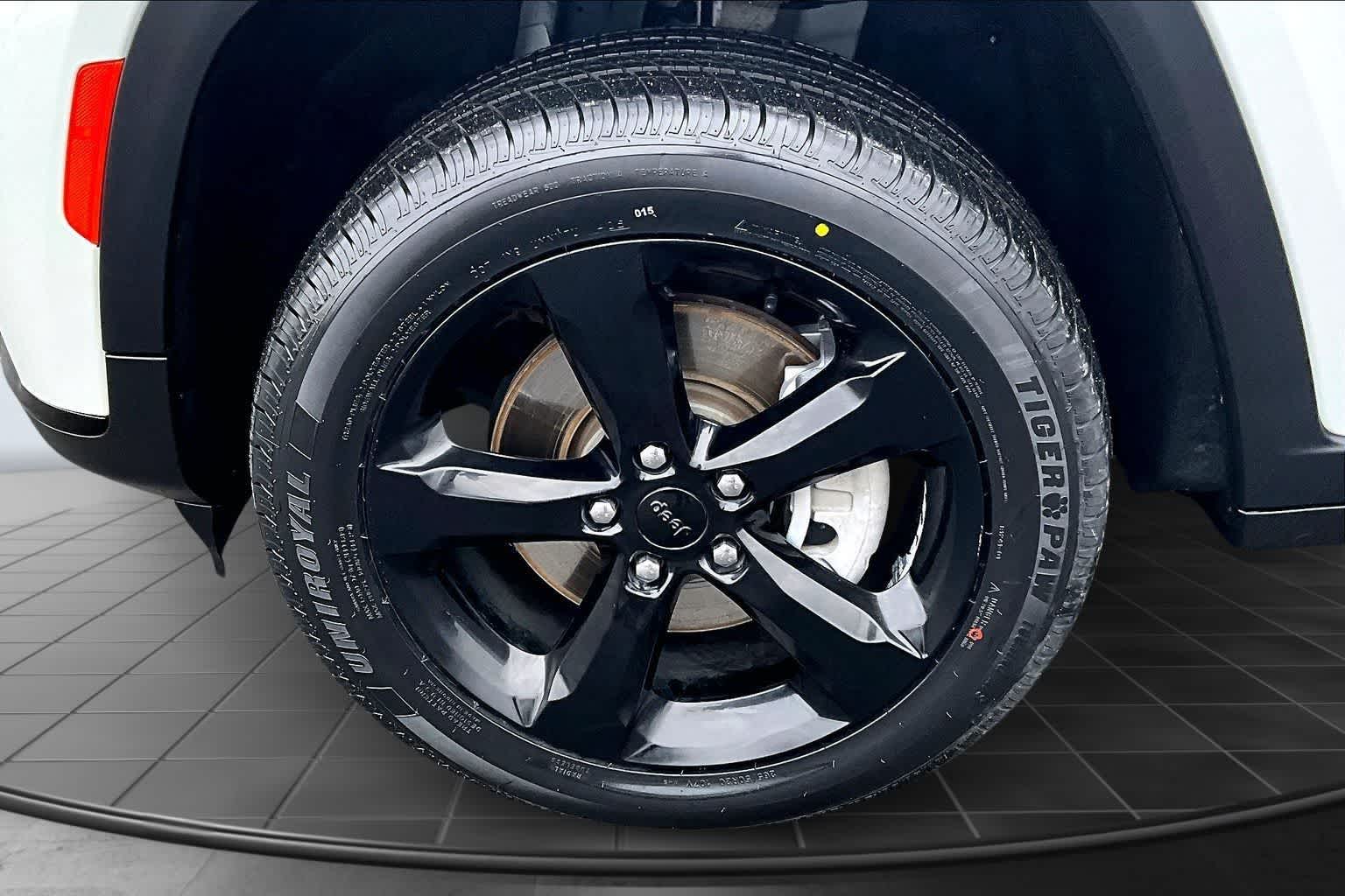 Thumbnail: 2023 Jeep Grand Cherokee L - 8