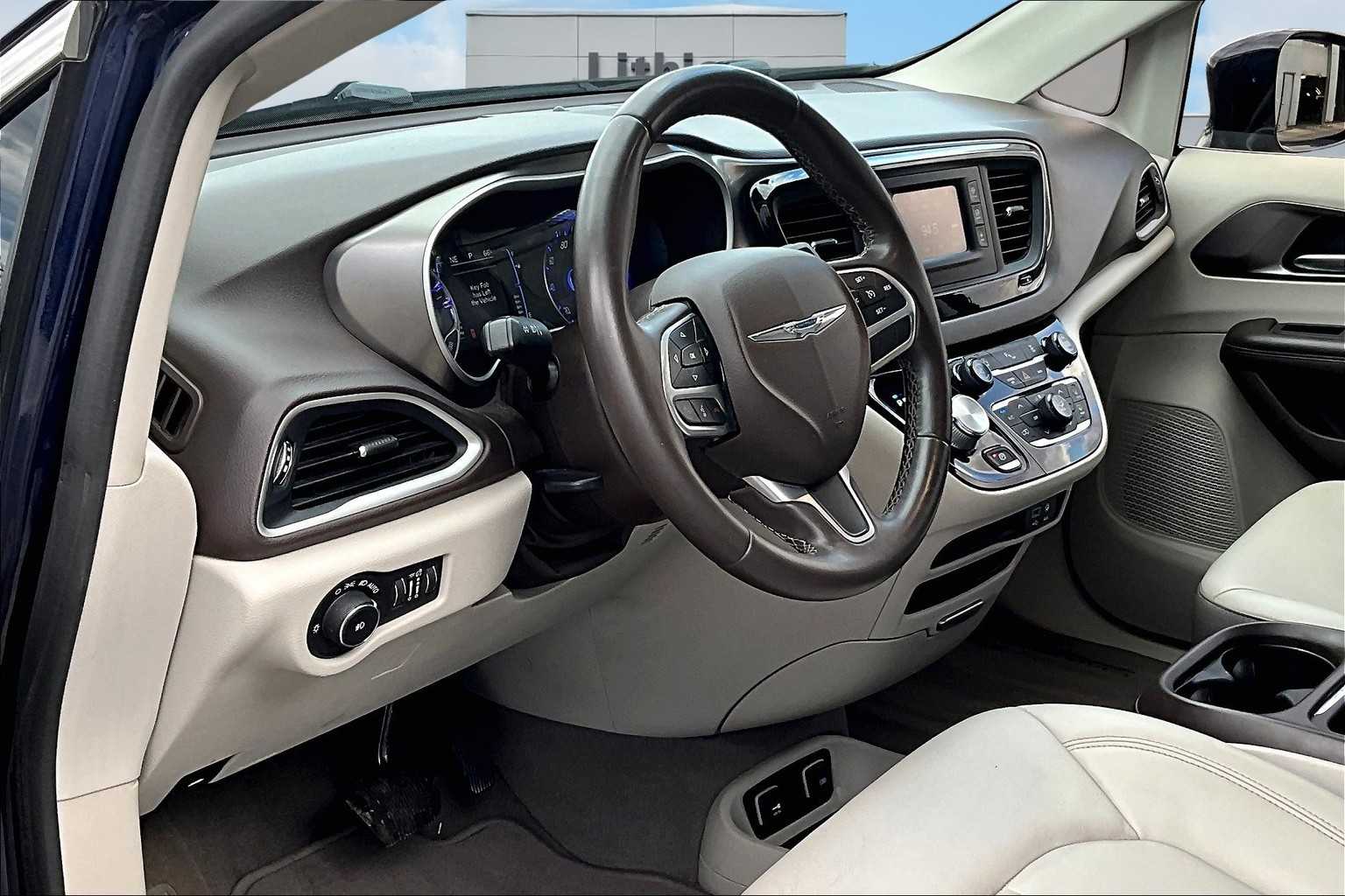 Used 2017 Chrysler Pacifica Touring-L with VIN 2C4RC1BG4HR720515 for sale in Spokane, WA