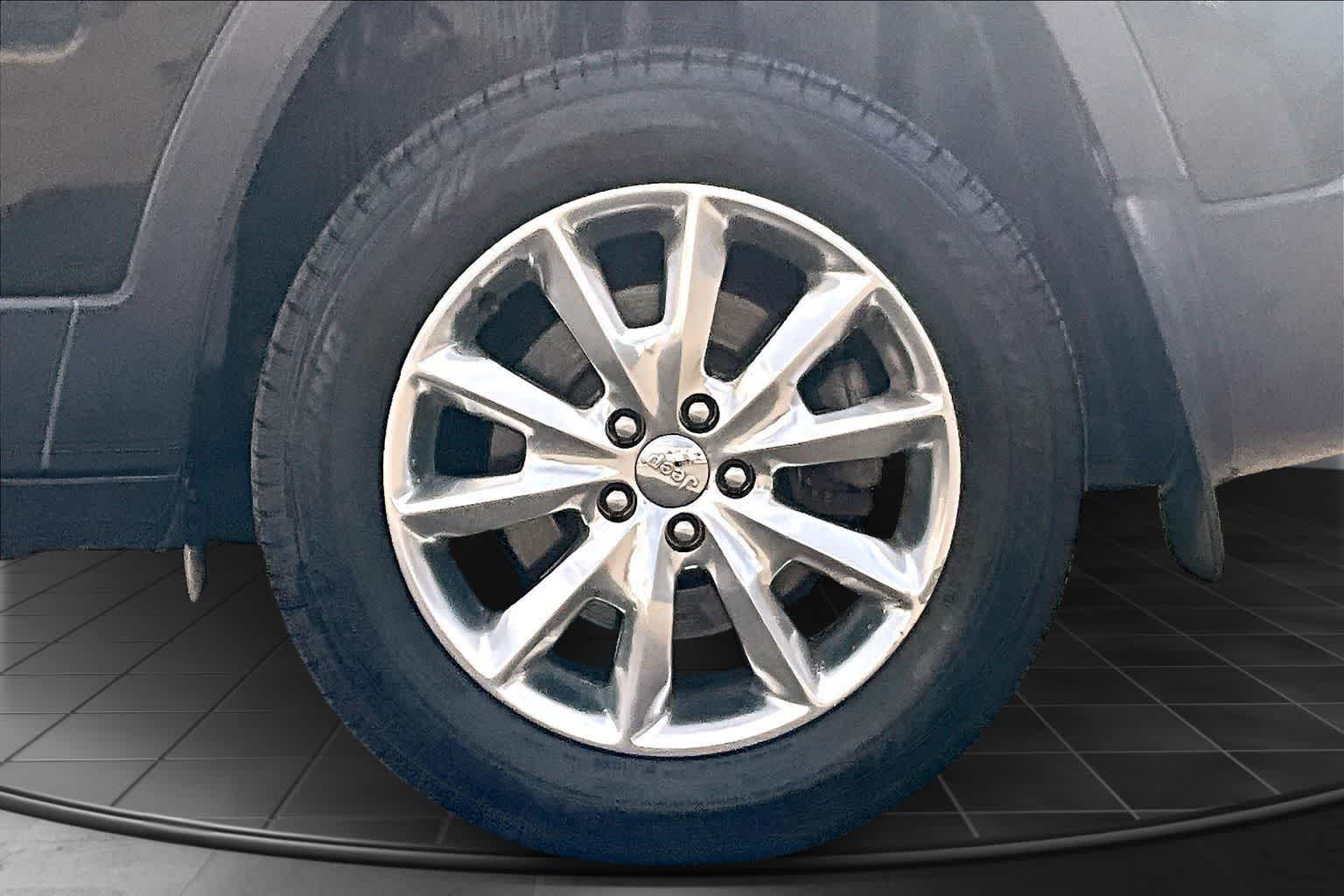 Thumbnail: 2015 Jeep Cherokee - 36