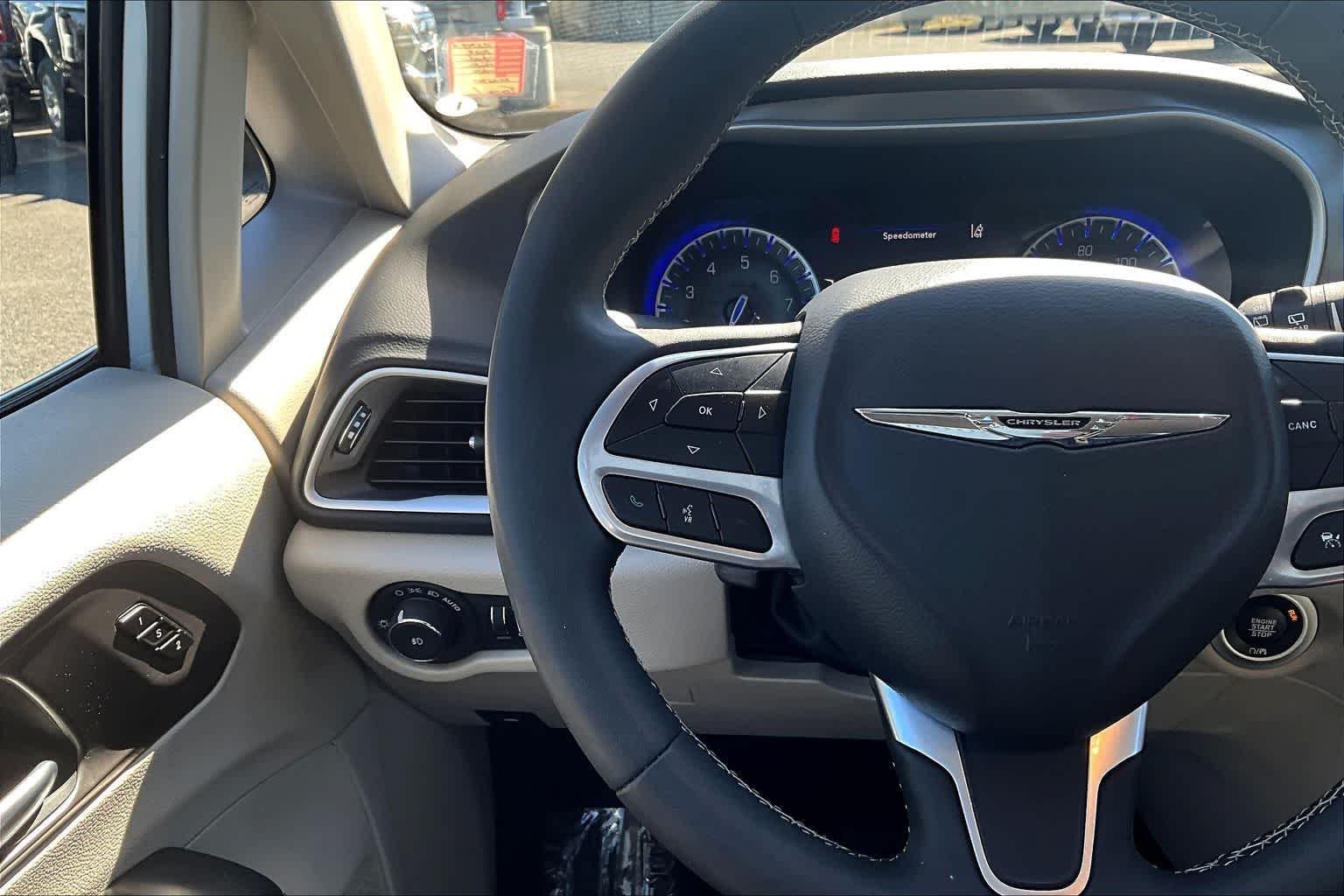 Thumbnail: 2024 Chrysler Pacifica - 25