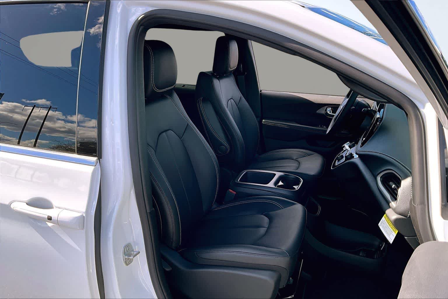 Thumbnail: 2026 Chrysler Pacifica - 14