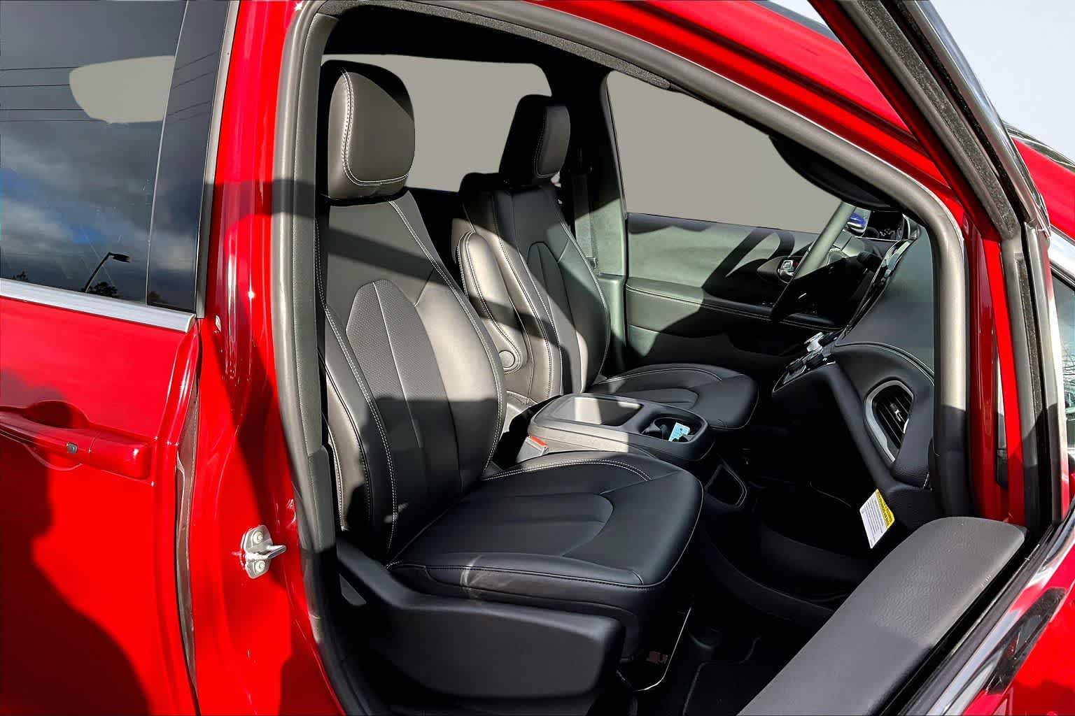 Thumbnail: 2026 Chrysler Pacifica - 14