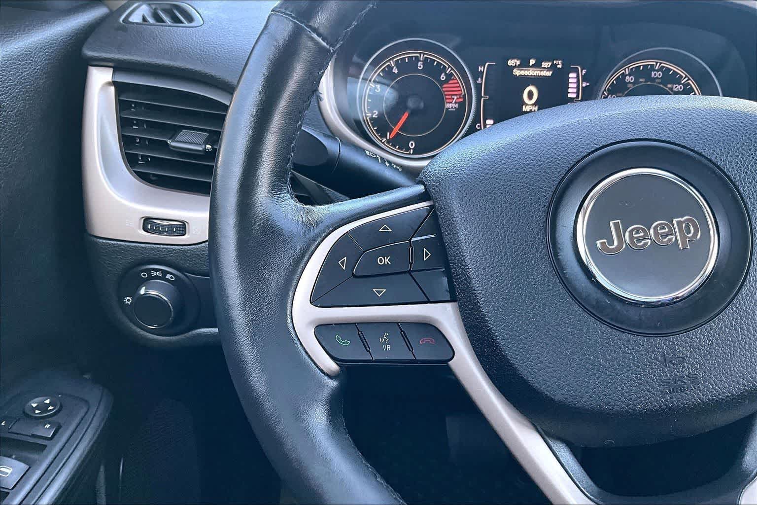 Thumbnail: 2016 Jeep Cherokee - 25