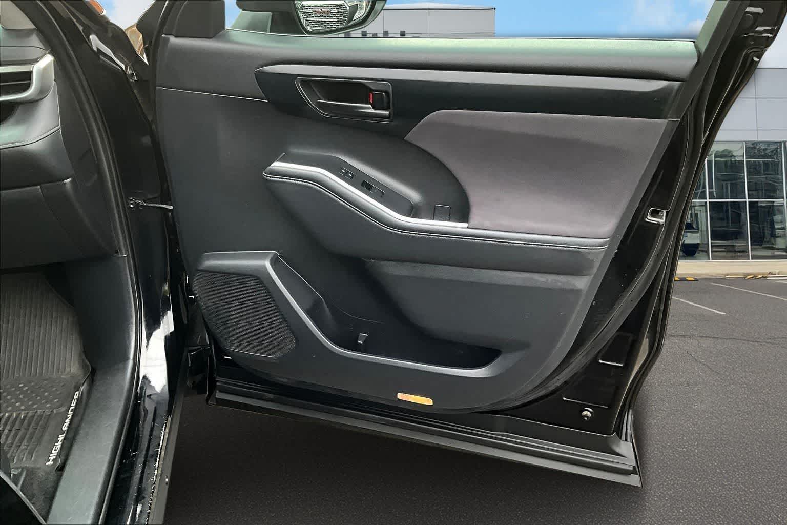 Thumbnail: 2020 Toyota Highlander - 29