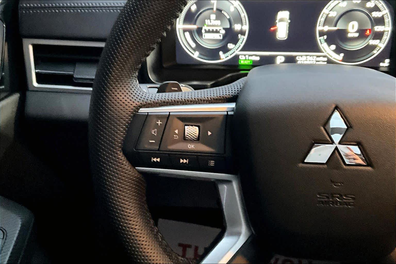 Thumbnail: 2023 Mitsubishi Outlander - 25