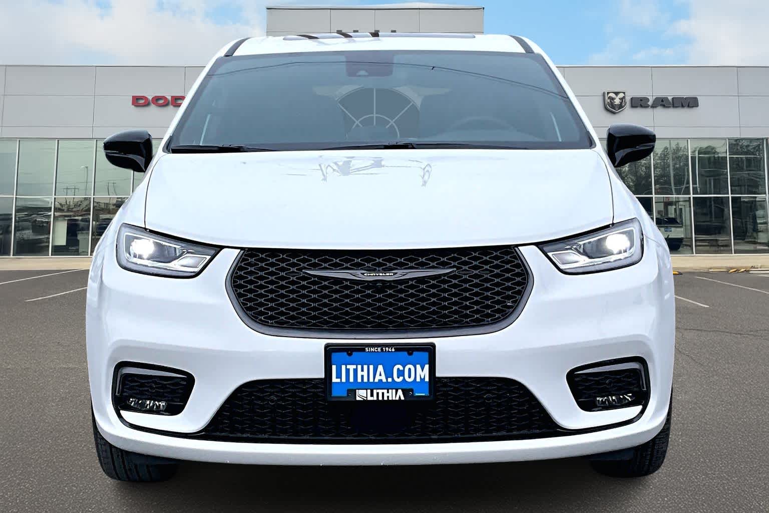 Thumbnail: 2026 Chrysler Pacifica - 6