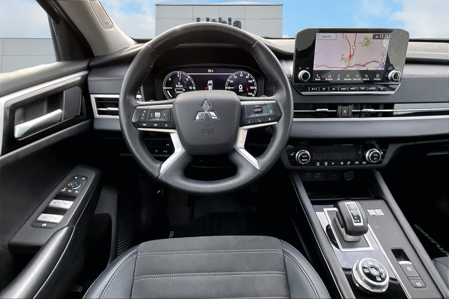 Thumbnail: 2023 Mitsubishi Outlander - 15