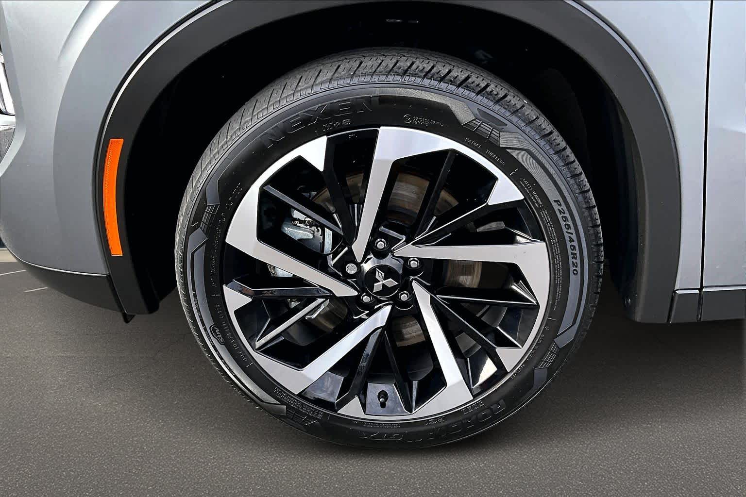 Thumbnail: 2023 Mitsubishi Outlander - 8