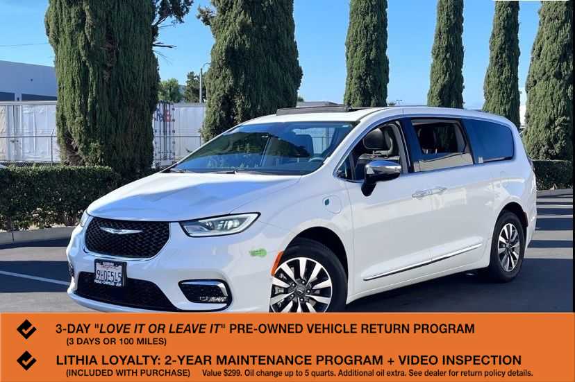 2023 Chrysler Pacifica Hybrid Limited Hybrid's photo