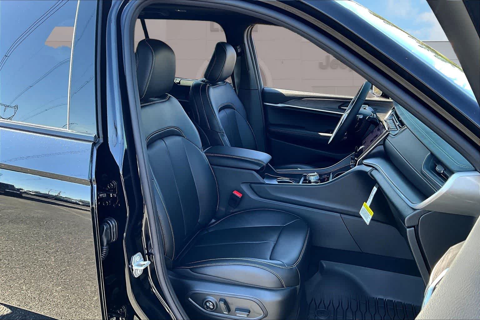 Thumbnail: 2025 Jeep Grand Cherokee - 14