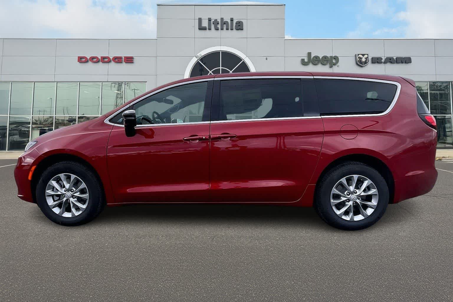 Thumbnail: 2026 Chrysler Pacifica - 3