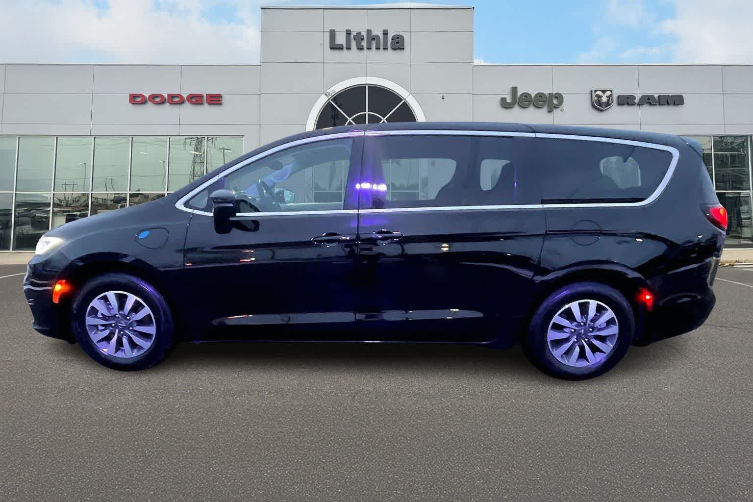 Thumbnail: 2024 Chrysler Pacifica - 3