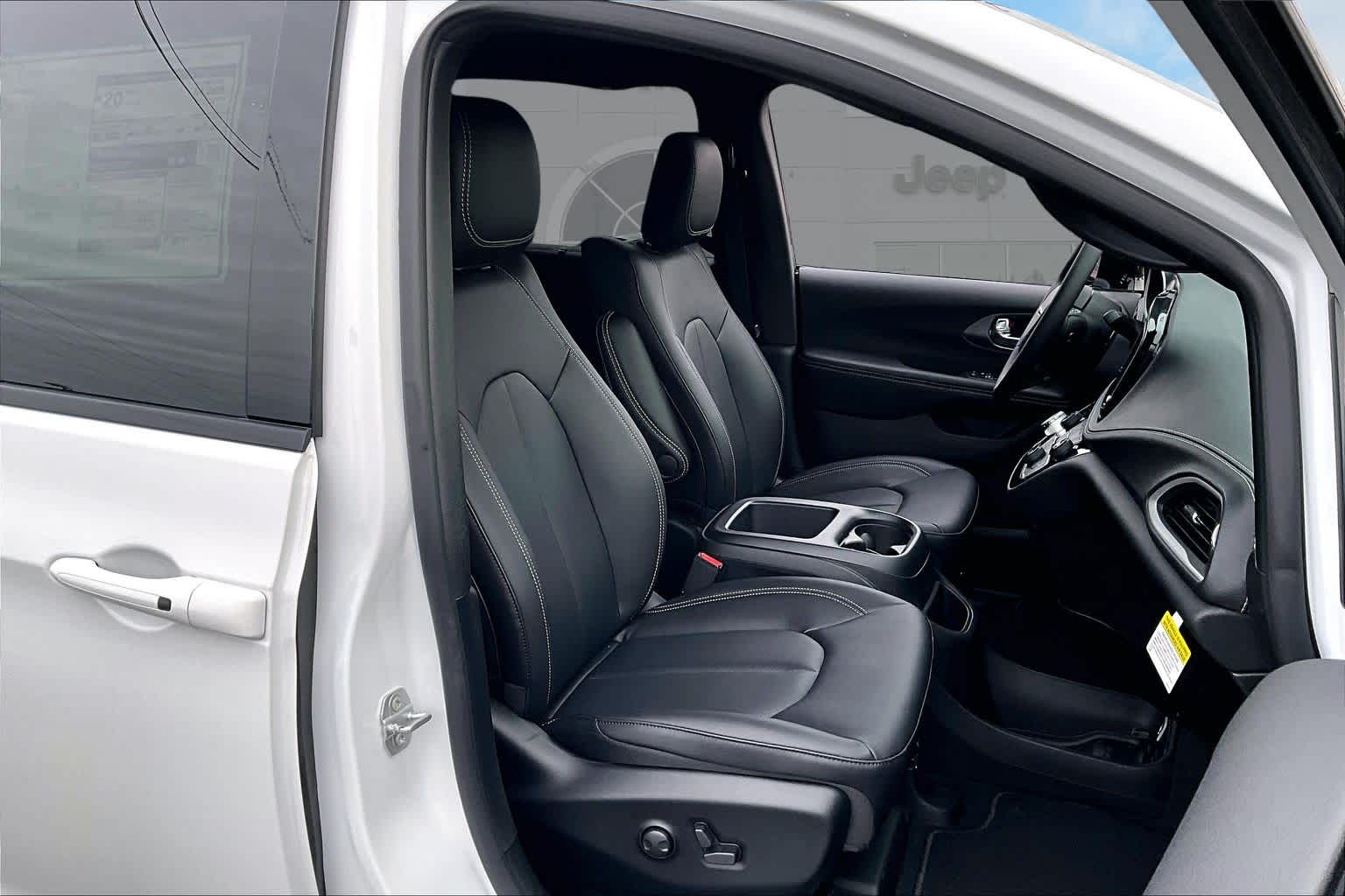 Thumbnail: 2026 Chrysler Pacifica - 14