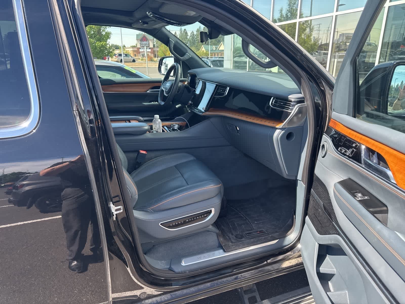2022 Jeep Grand Wagoneer II photo 4