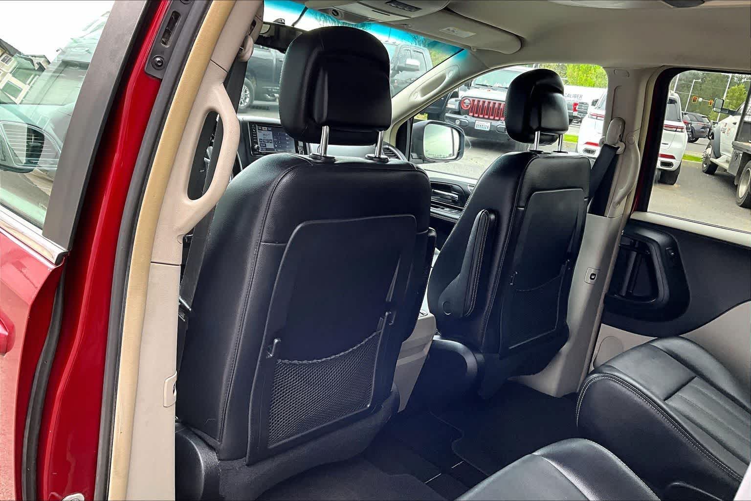 Thumbnail: 2012 Chrysler Town & Country - 12