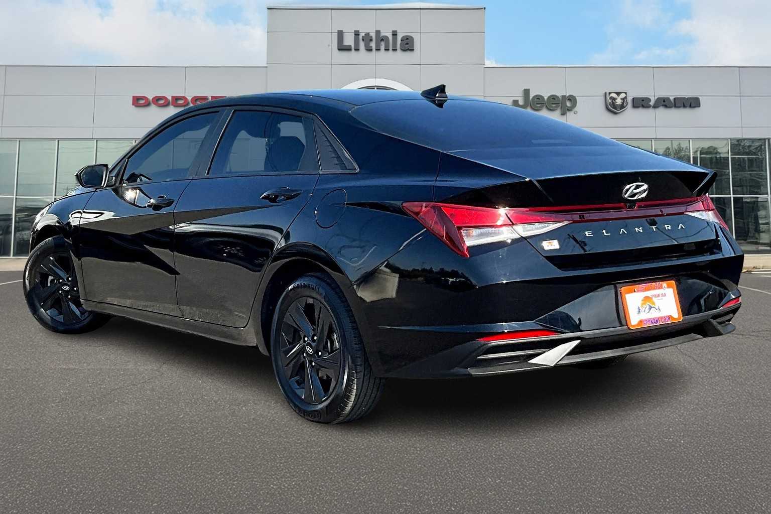 2022 Hyundai Elantra SEL Convenience photo 4