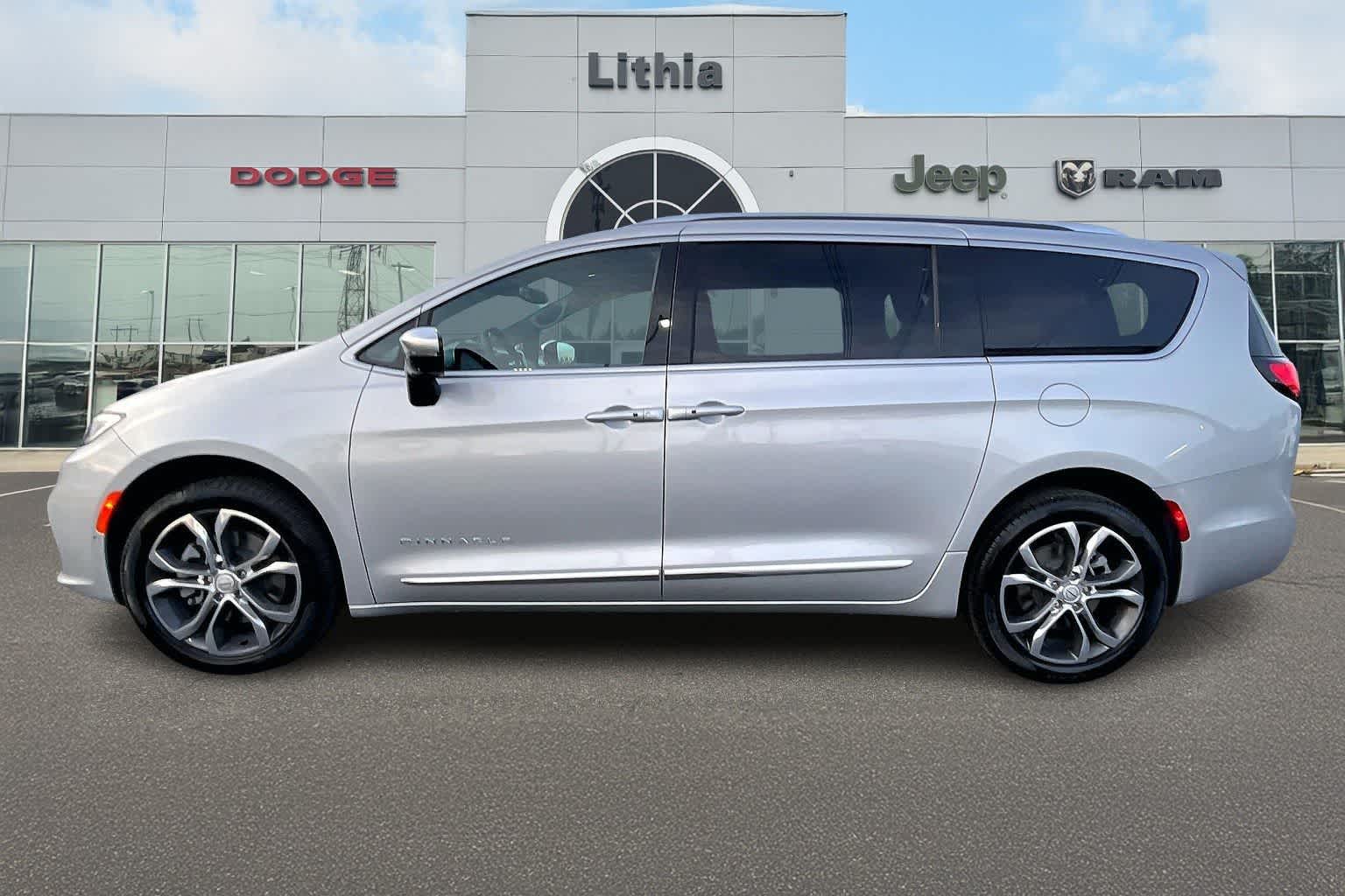 Thumbnail: 2026 Chrysler Pacifica - 3