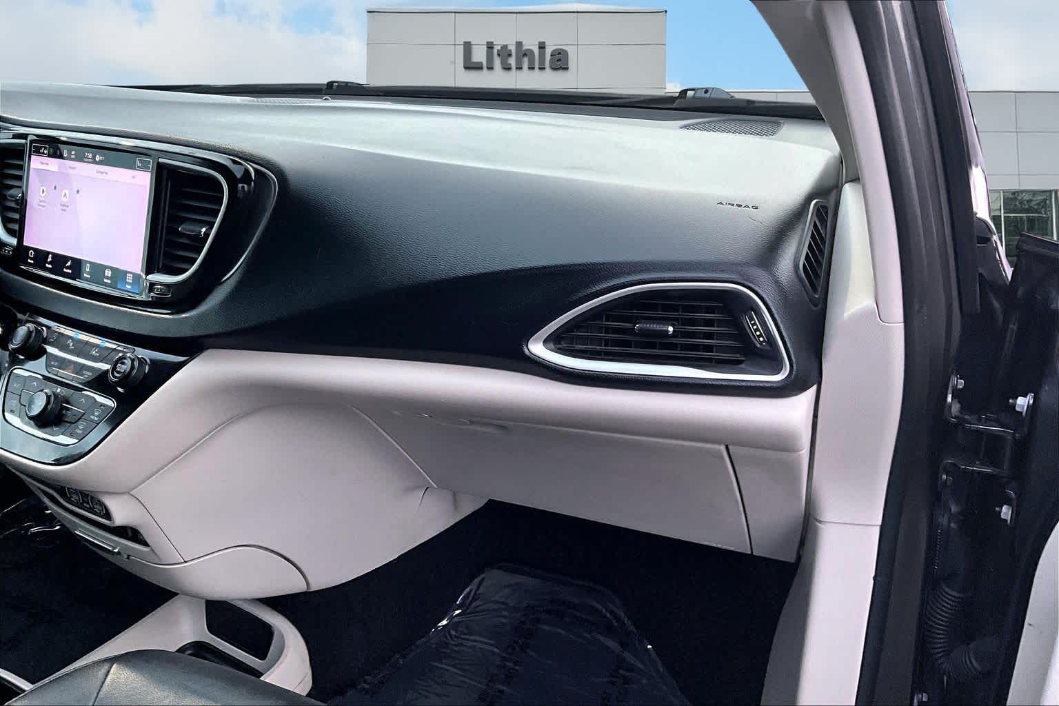 Thumbnail: 2022 Chrysler Pacifica - 24