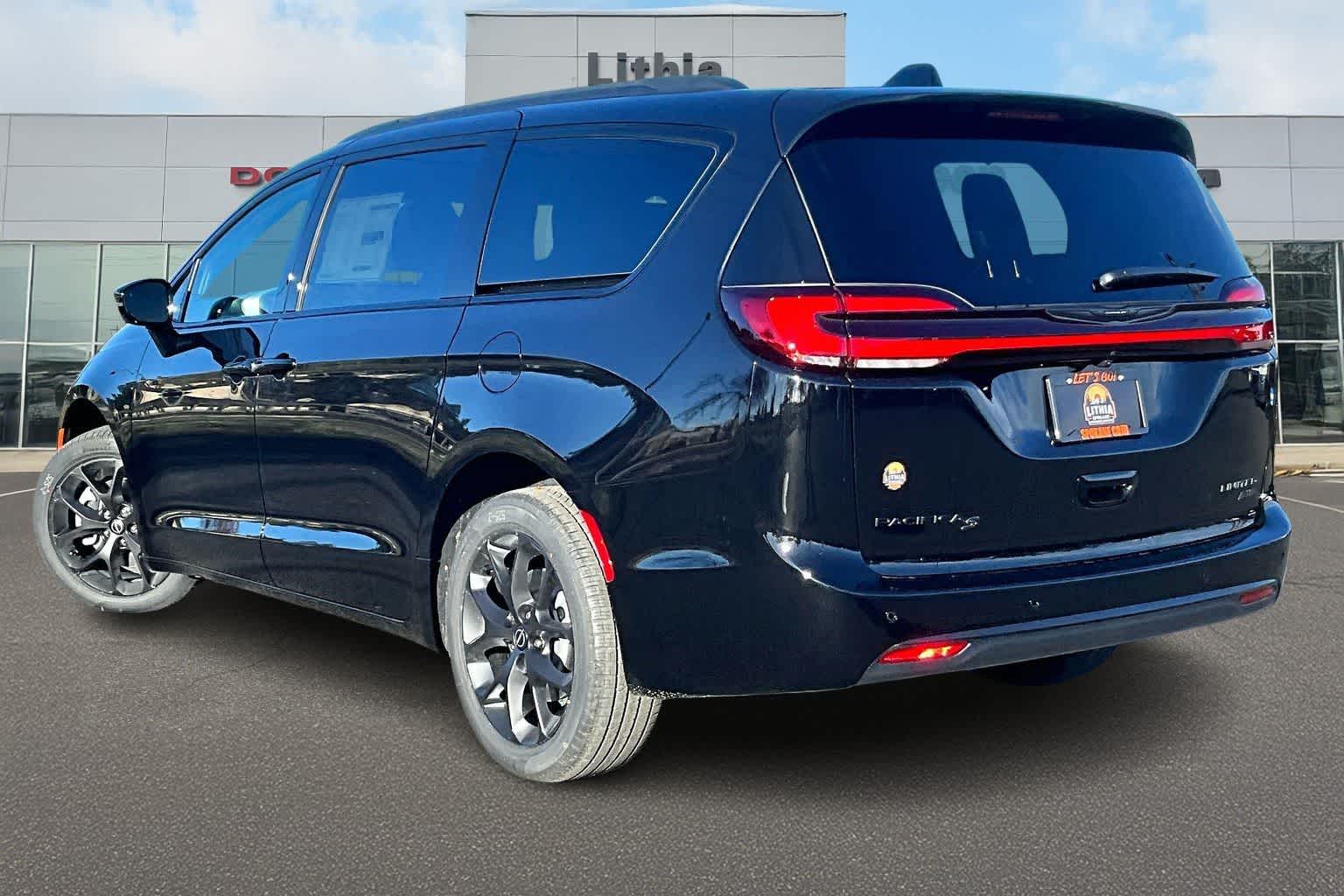 Thumbnail: 2026 Chrysler Pacifica - 4