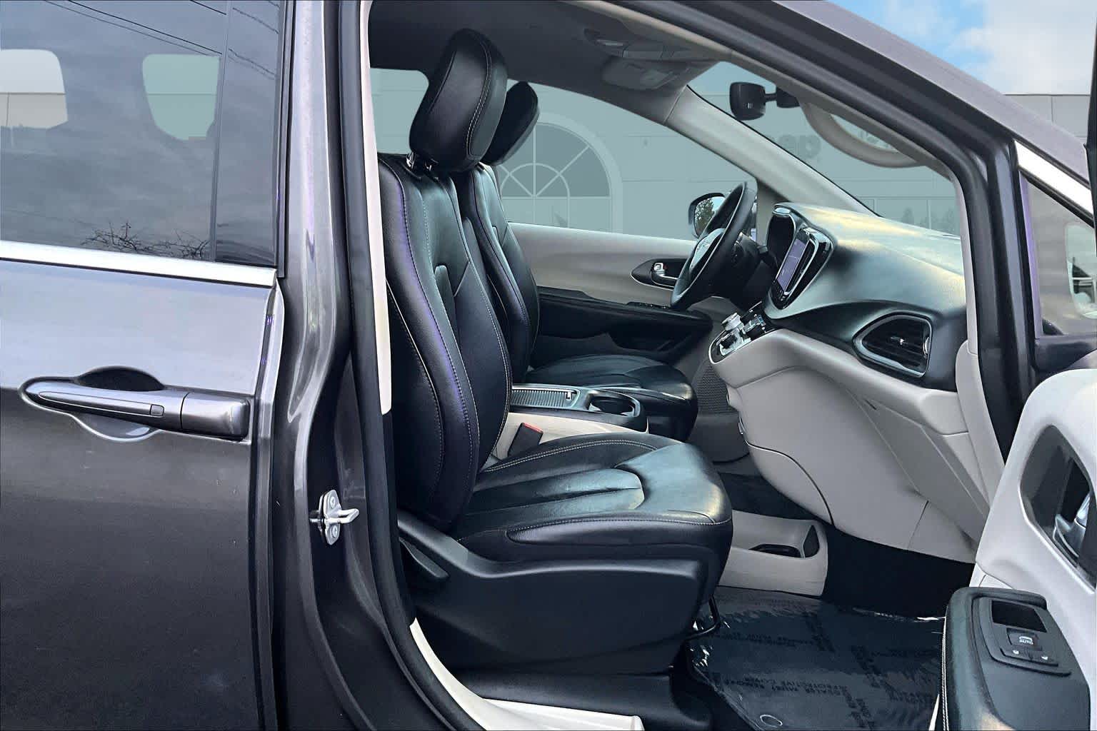 Thumbnail: 2022 Chrysler Pacifica - 14