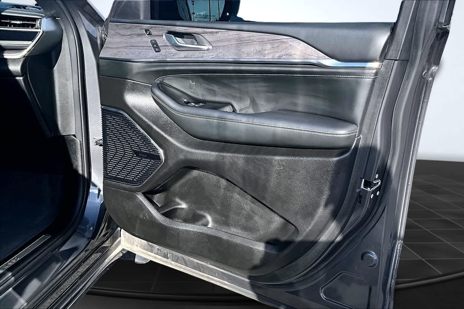 Thumbnail: 2023 Jeep Grand Cherokee - 29