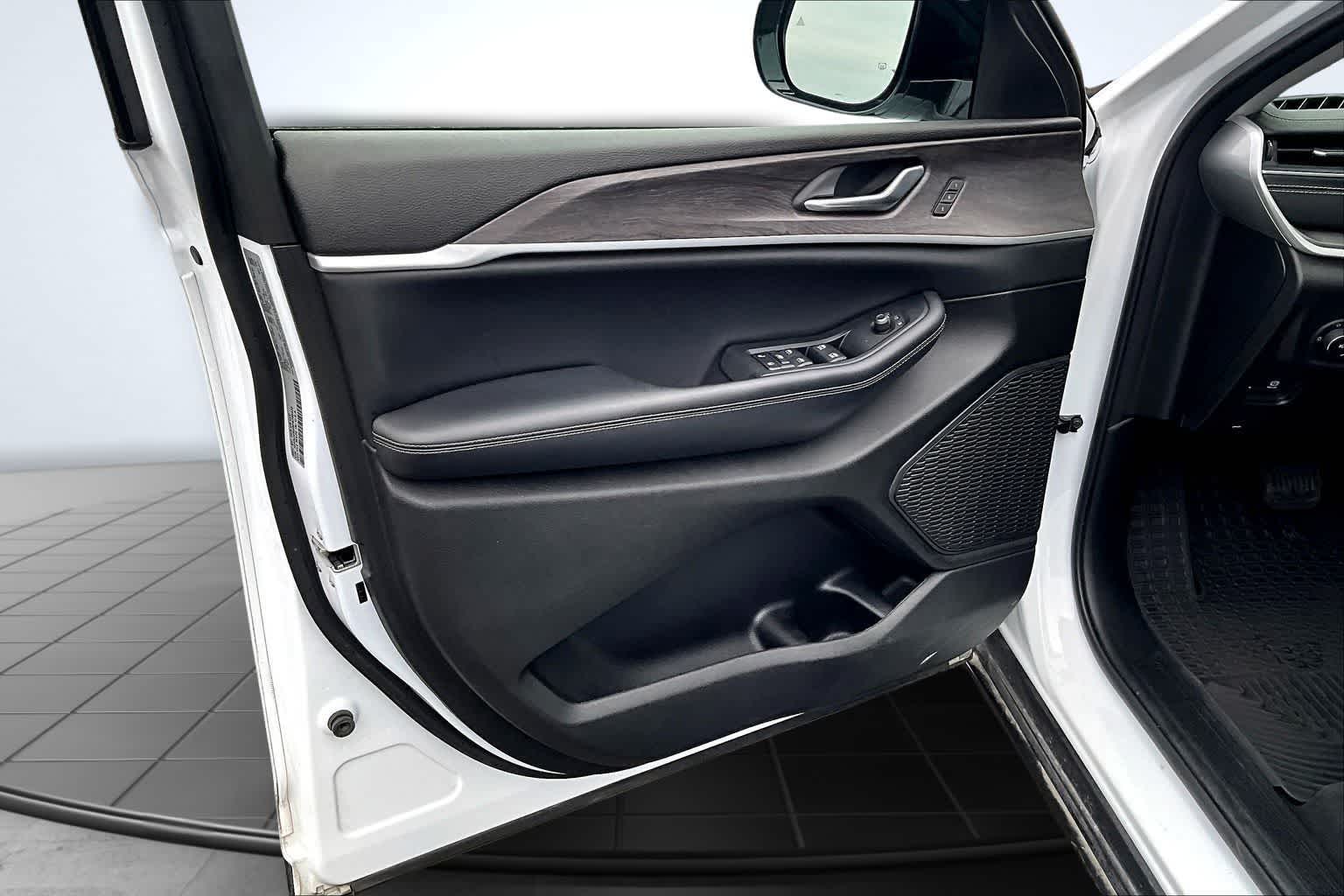 Thumbnail: 2023 Jeep Grand Cherokee L - 27