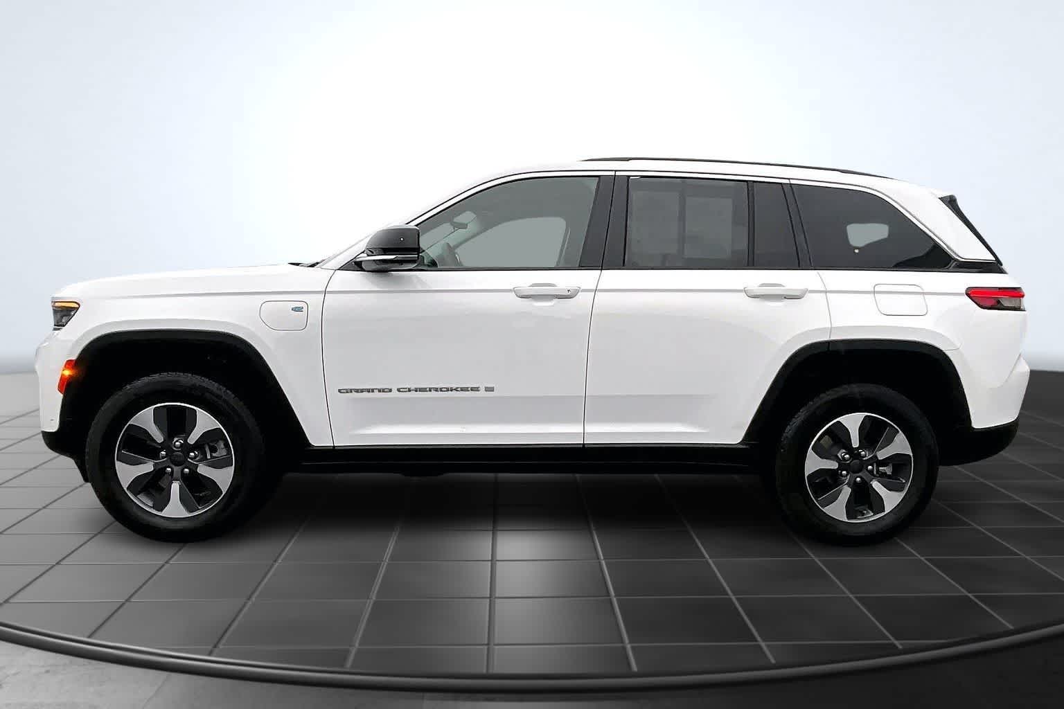 Thumbnail: 2022 Jeep Grand Cherokee - 3