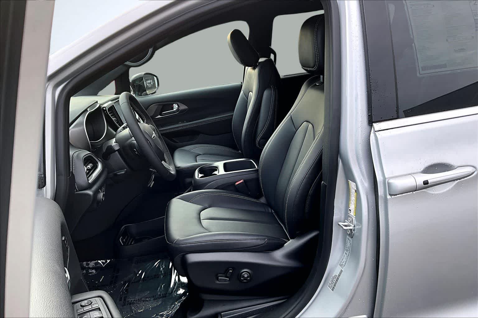 Thumbnail: 2026 Chrysler Pacifica - 11