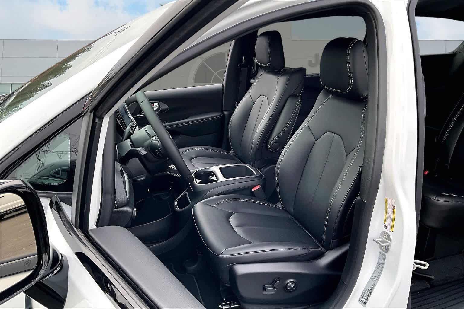 Thumbnail: 2026 Chrysler Pacifica - 11