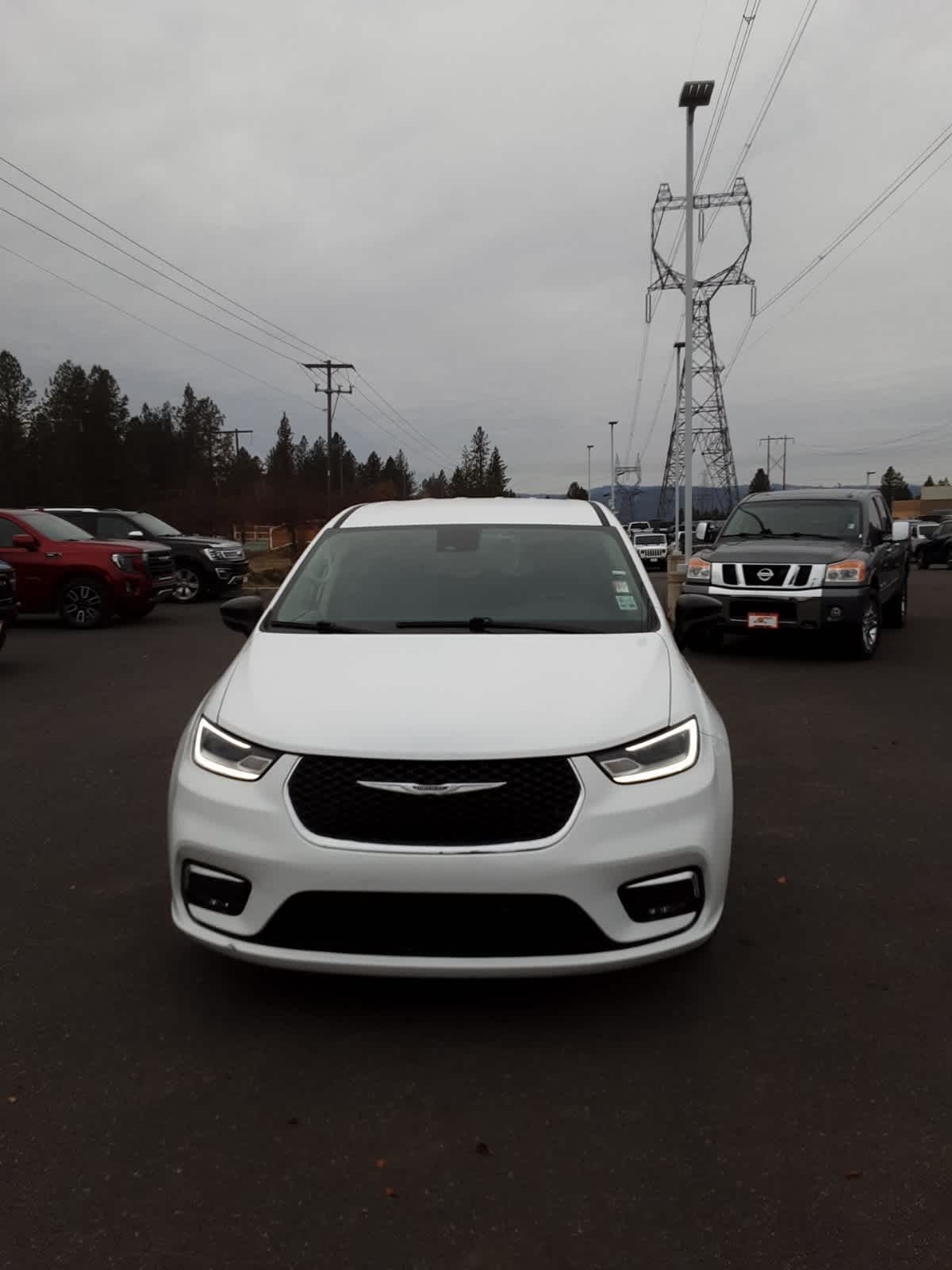 2024 Chrysler Pacifica Touring L photo 2