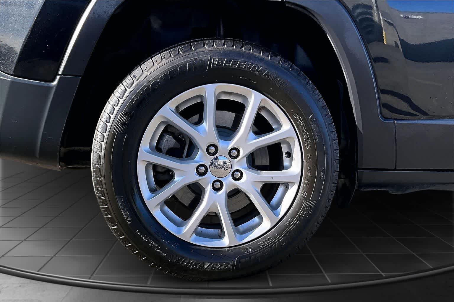 Thumbnail: 2016 Jeep Cherokee - 35