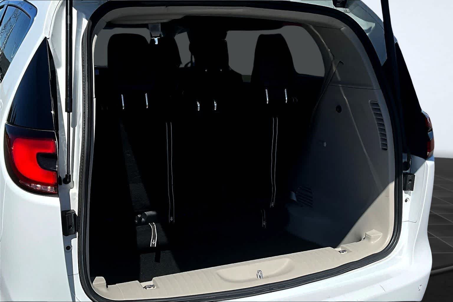 Thumbnail: 2024 Chrysler Pacifica - 19