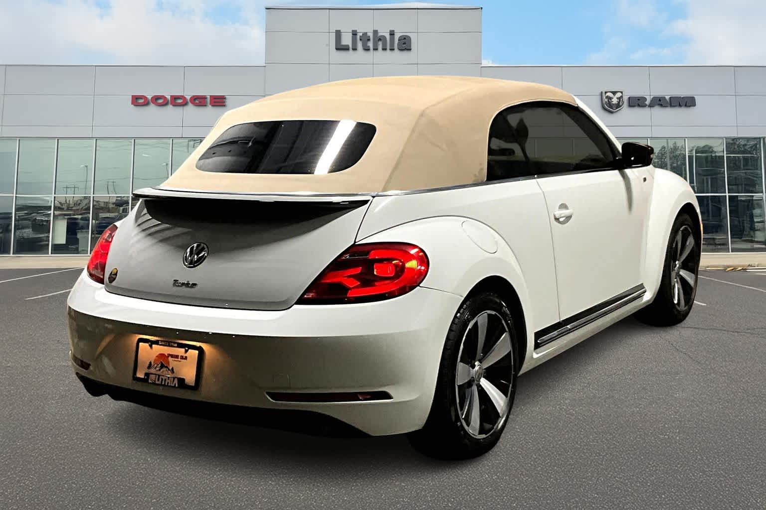 Thumbnail: 2015 Volkswagen Beetle - 23