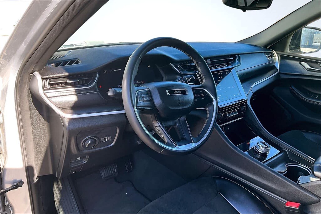 Used 2024 Jeep Grand Cherokee Altitude SUV