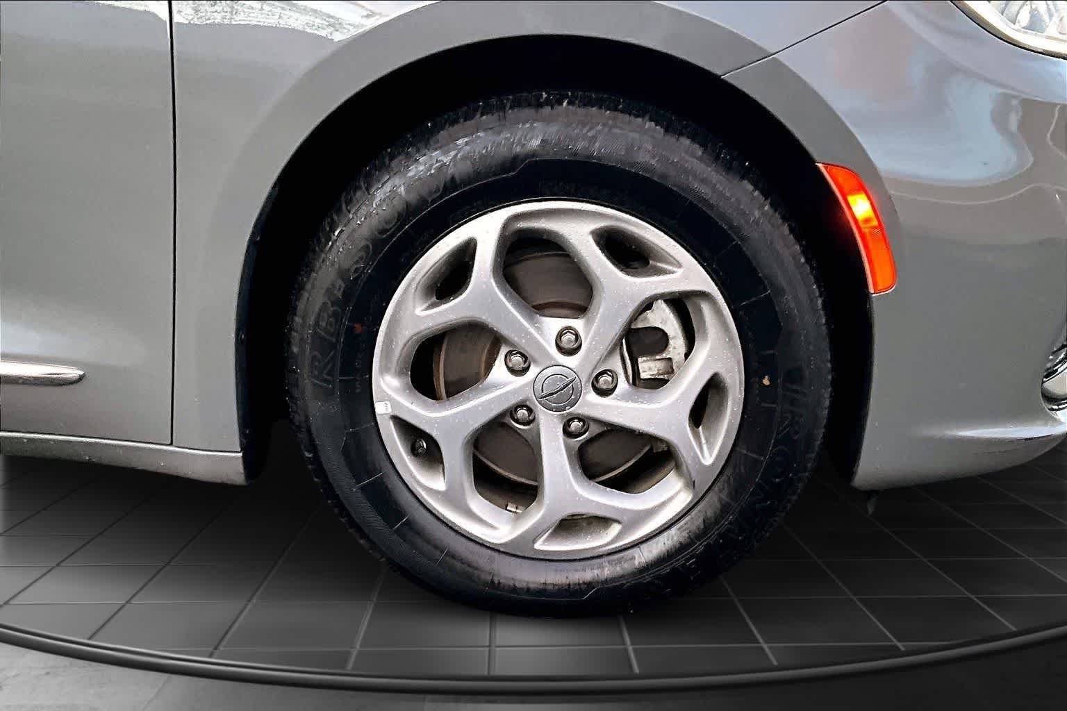 Thumbnail: 2023 Chrysler Pacifica - 34