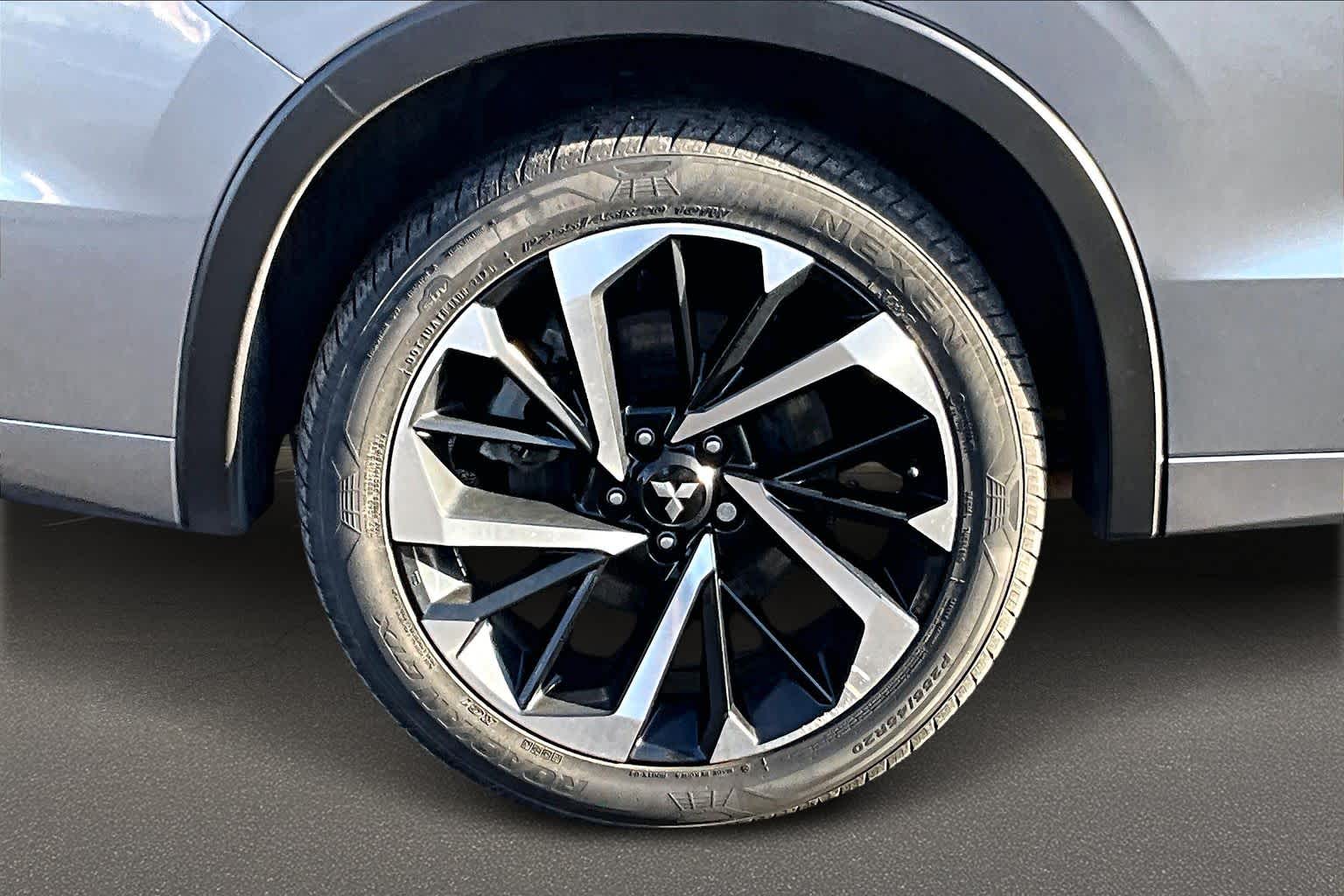 Thumbnail: 2023 Mitsubishi Outlander - 36