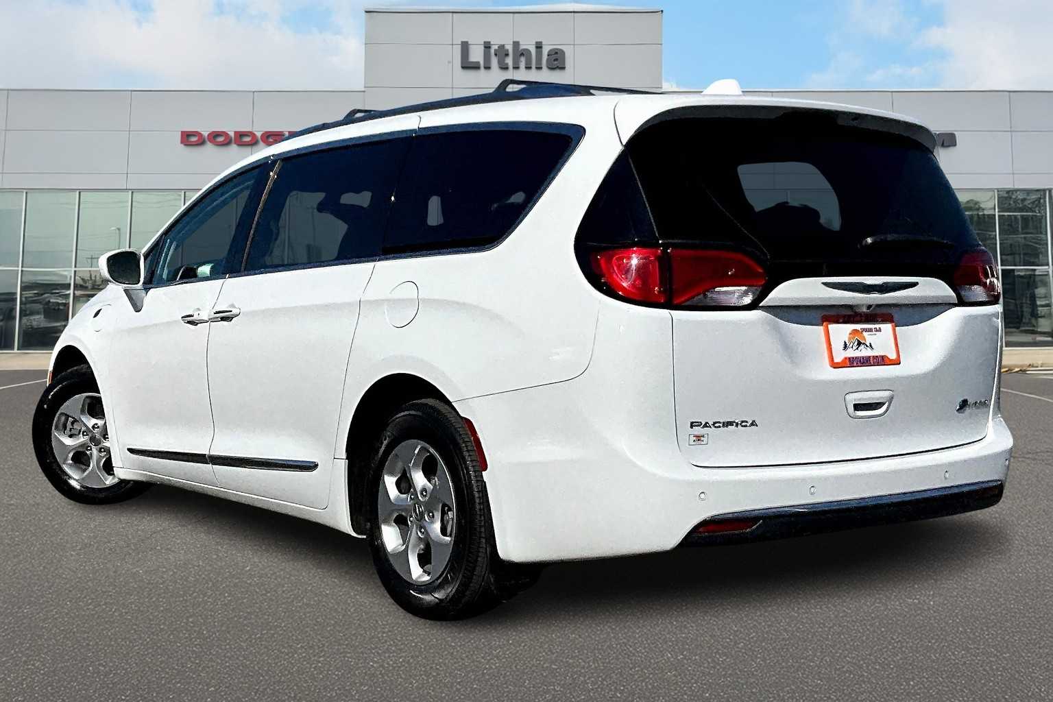 2018 Chrysler Pacifica Hybrid Touring L photo 4