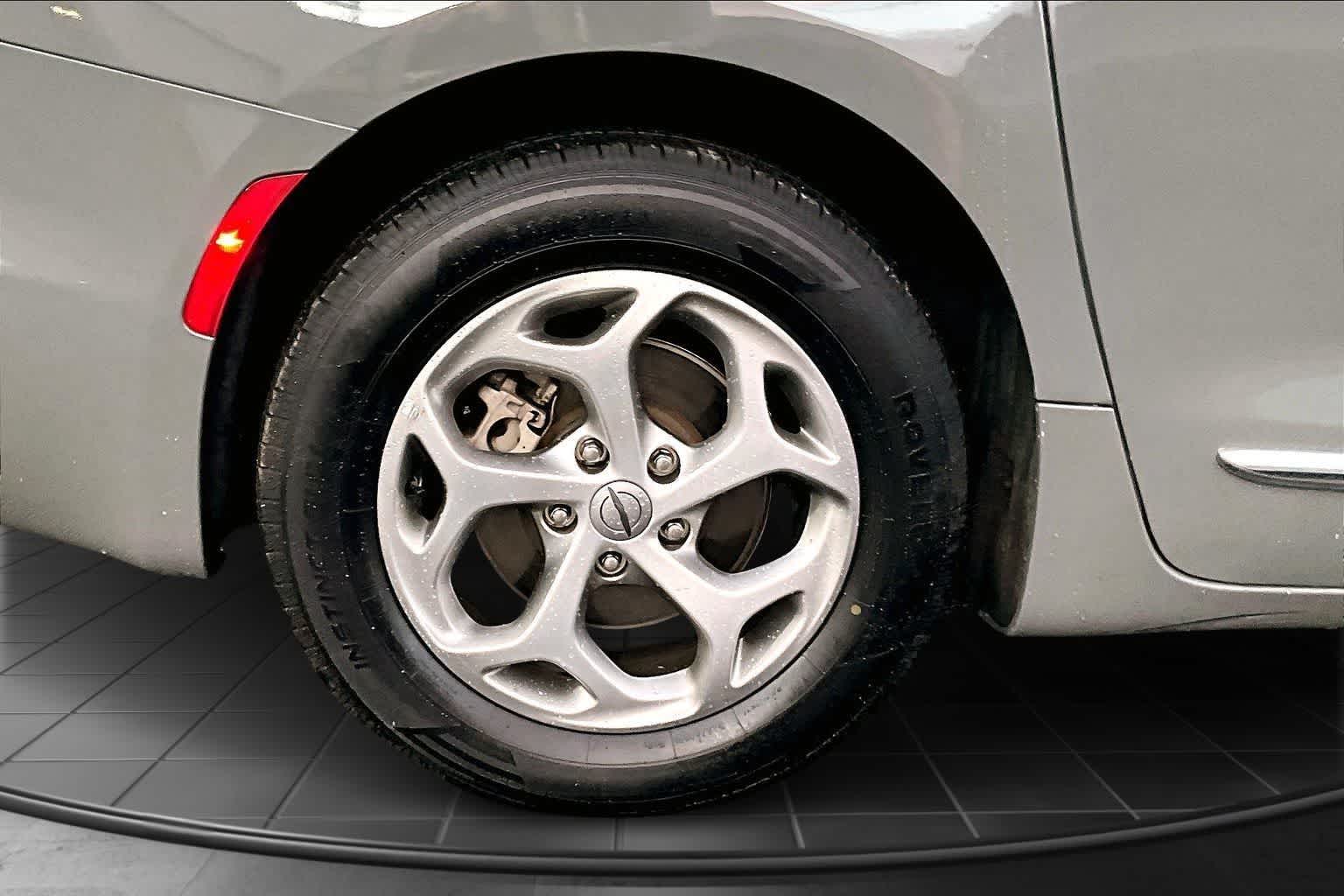 Thumbnail: 2023 Chrysler Pacifica - 35