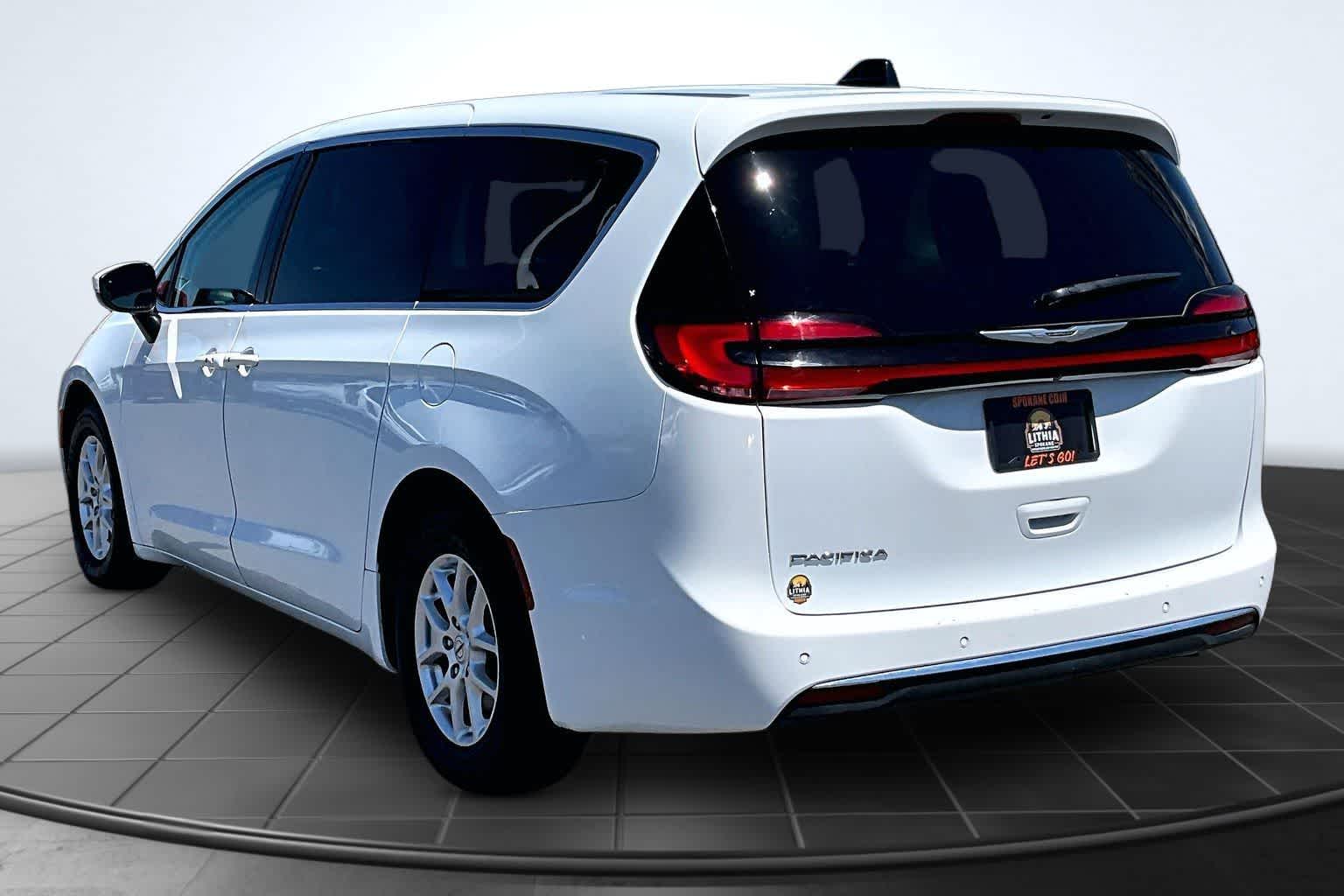 Thumbnail: 2023 Chrysler Pacifica - 3