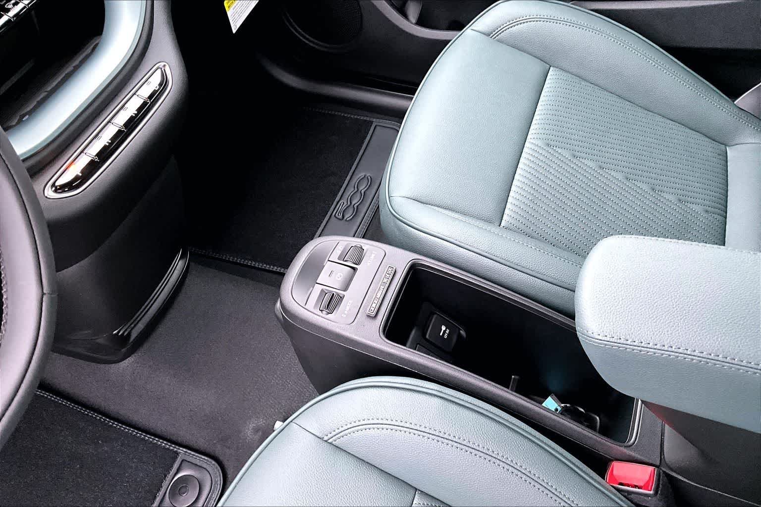 Thumbnail: 2025 Fiat 500e - 17