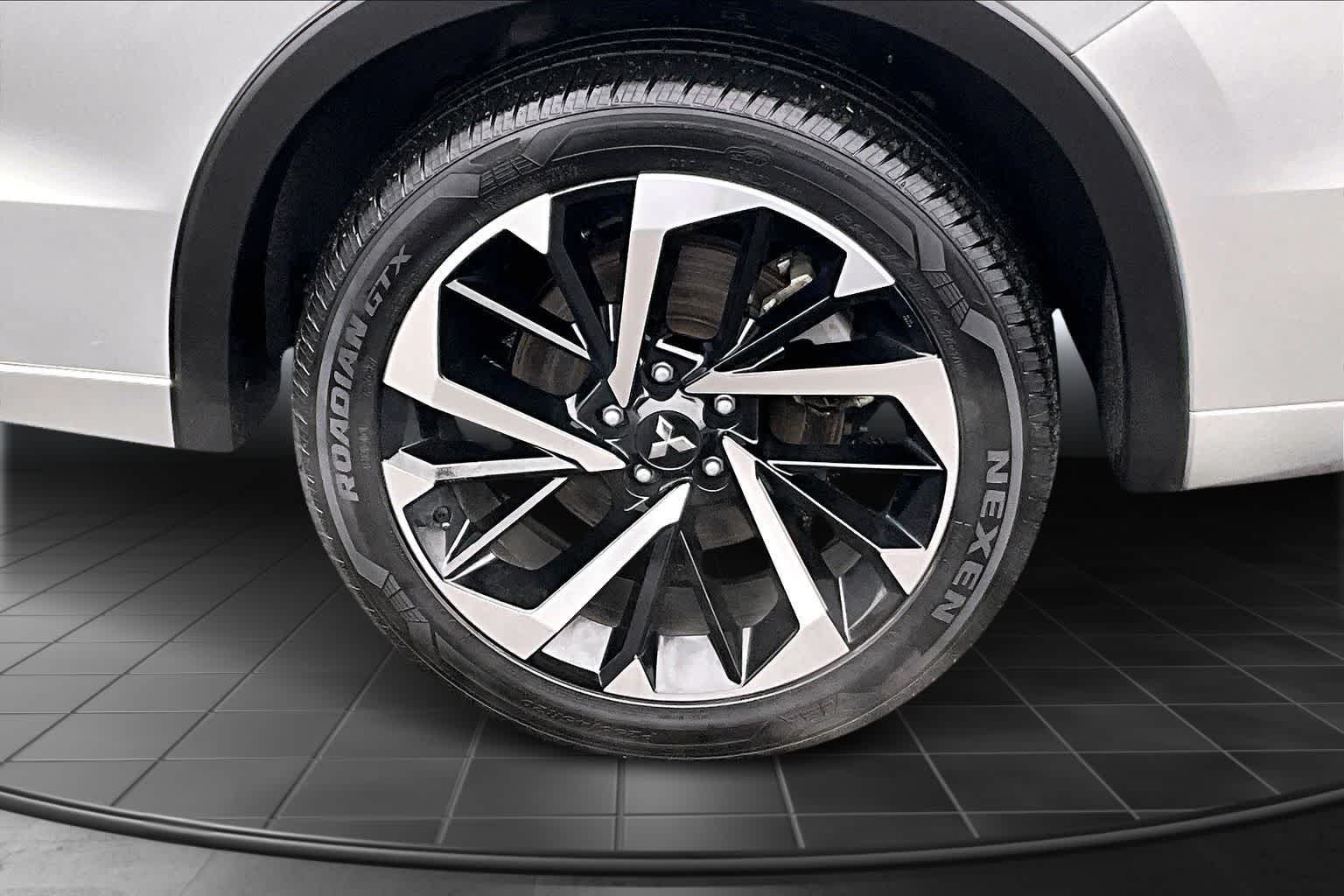 Thumbnail: 2023 Mitsubishi Outlander - 36