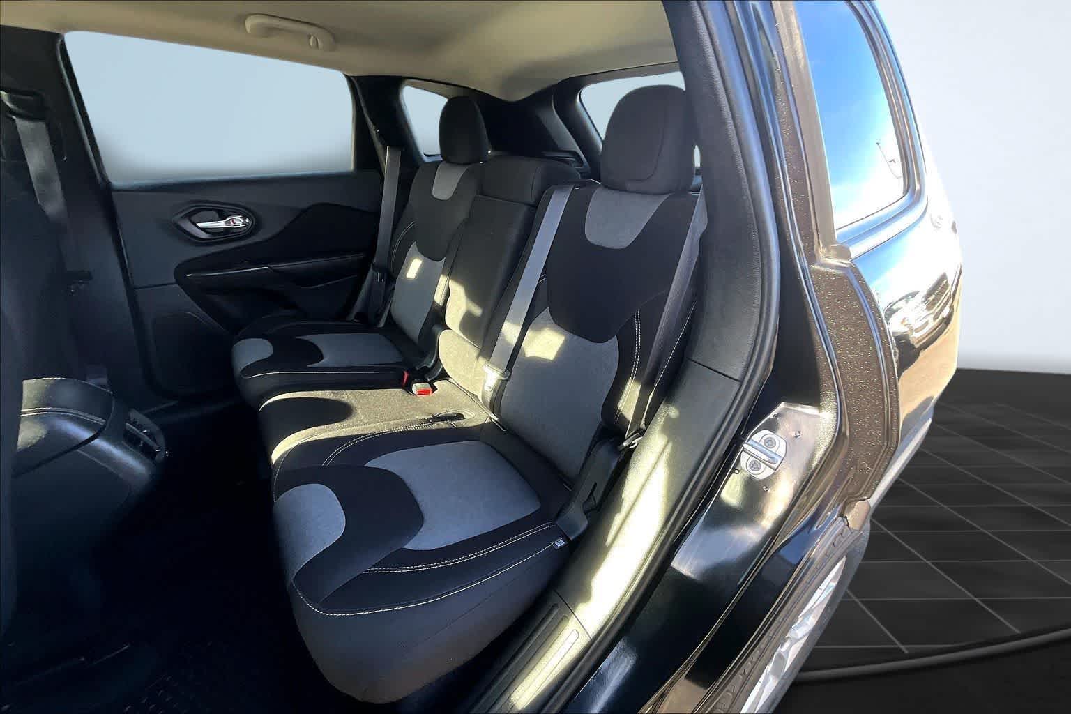 Thumbnail: 2016 Jeep Cherokee - 13