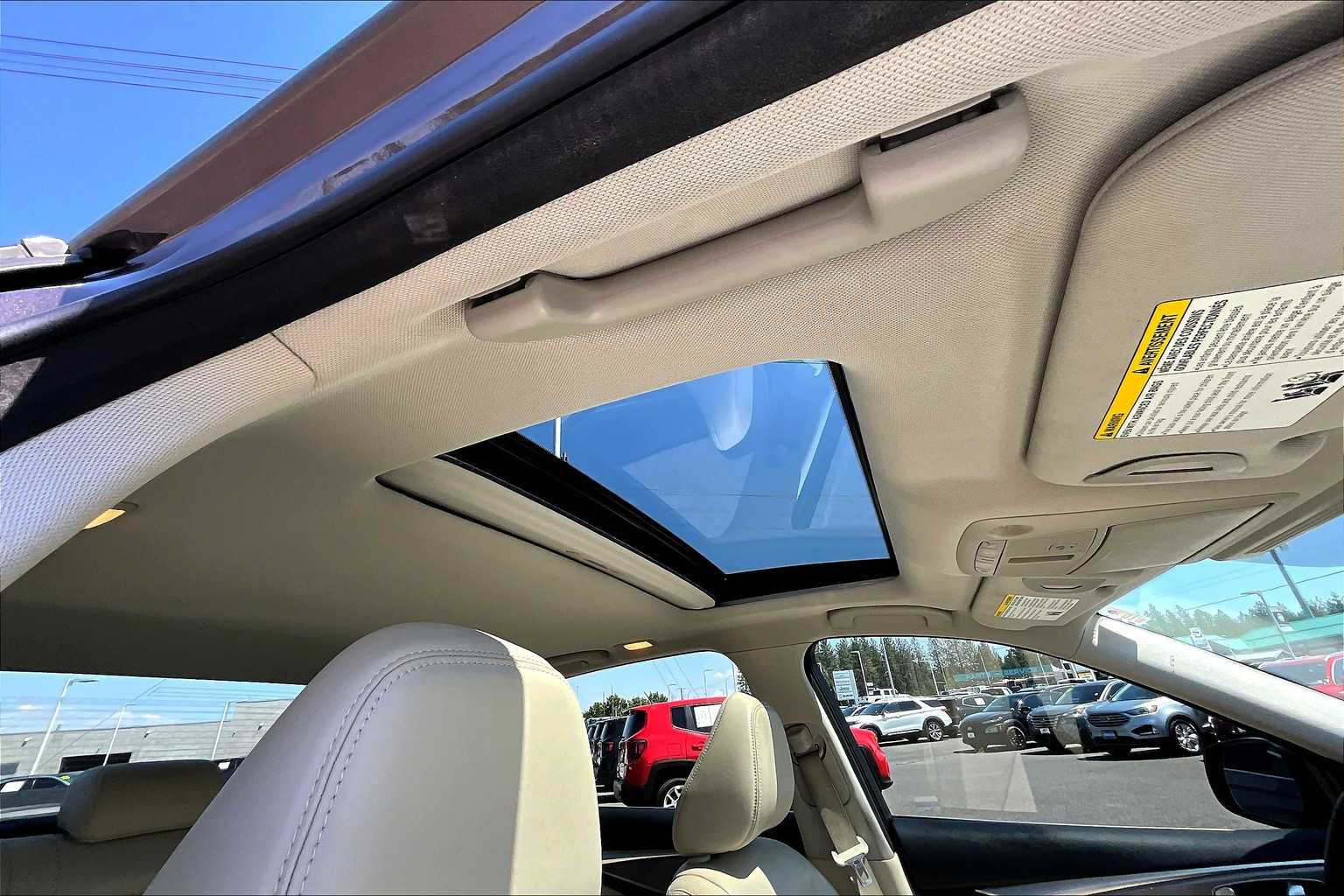 Thumbnail: 2015 INFINITI Q50 - 30