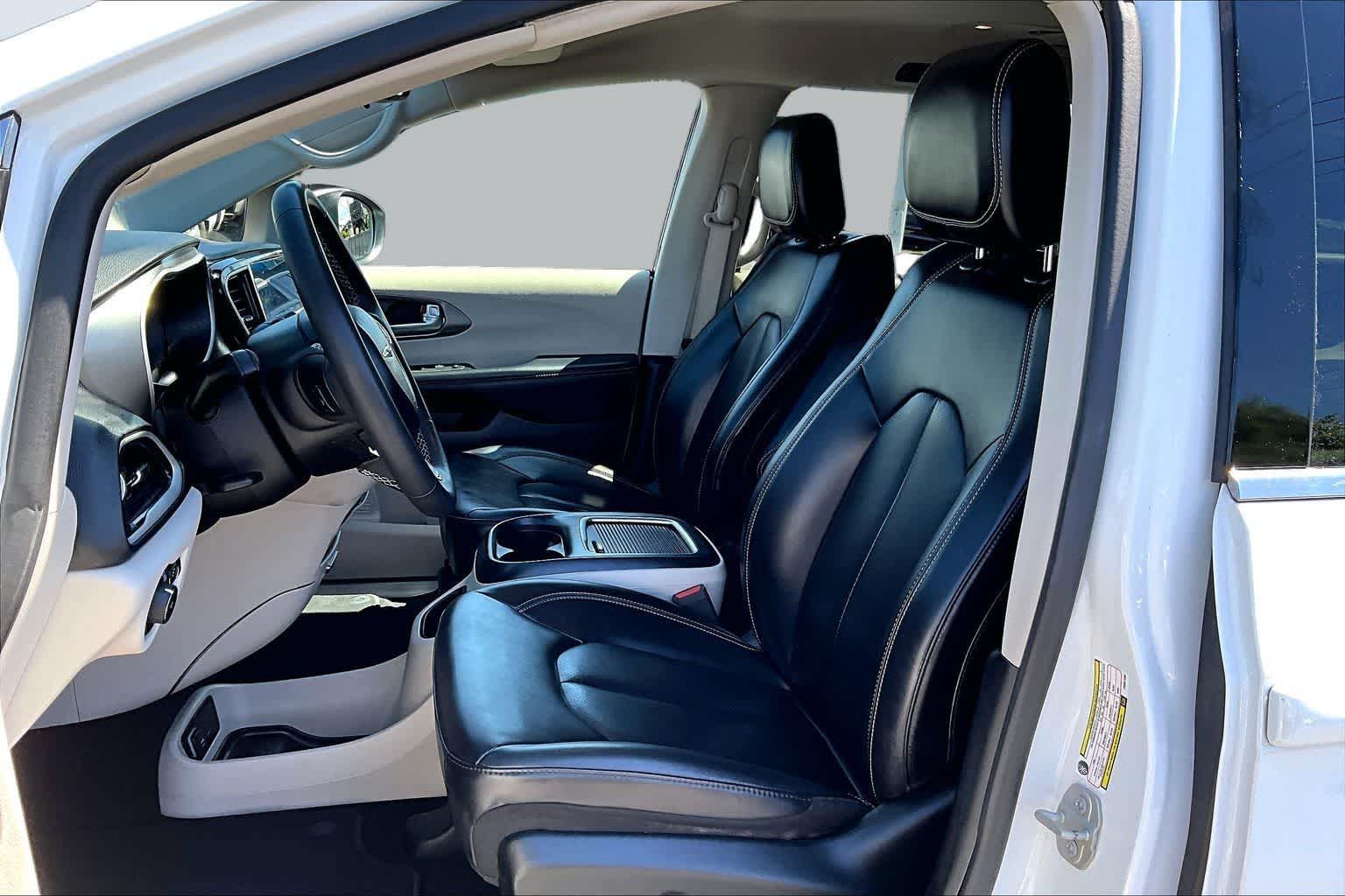 Thumbnail: 2023 Chrysler Pacifica - 10