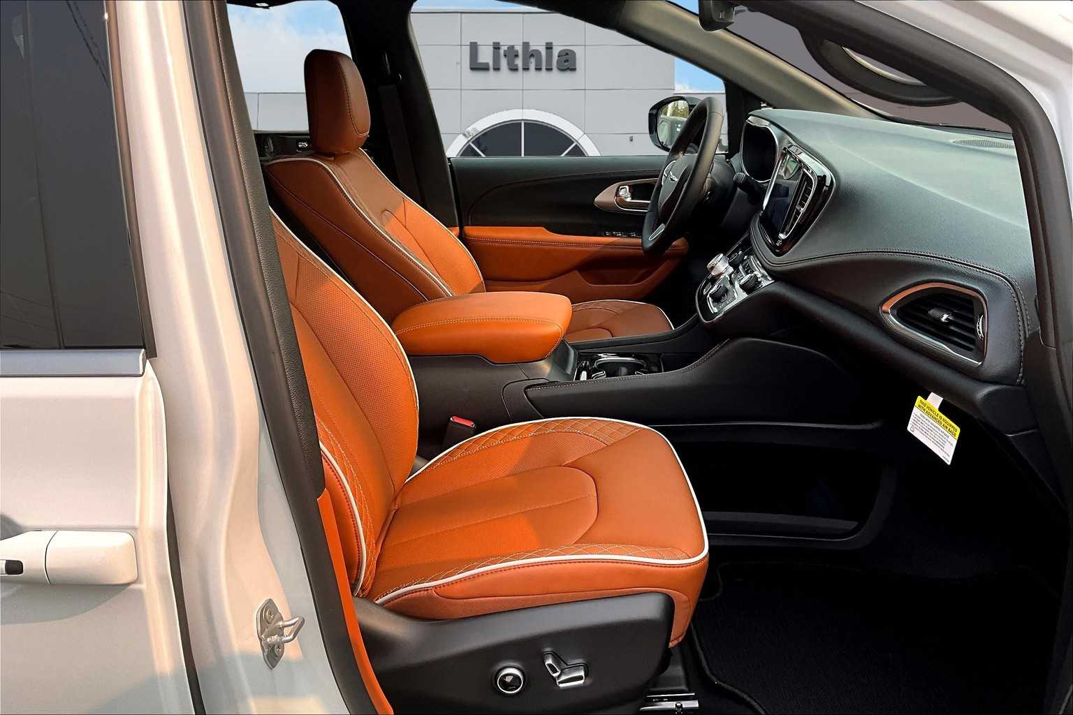 Thumbnail: 2026 Chrysler Pacifica - 14