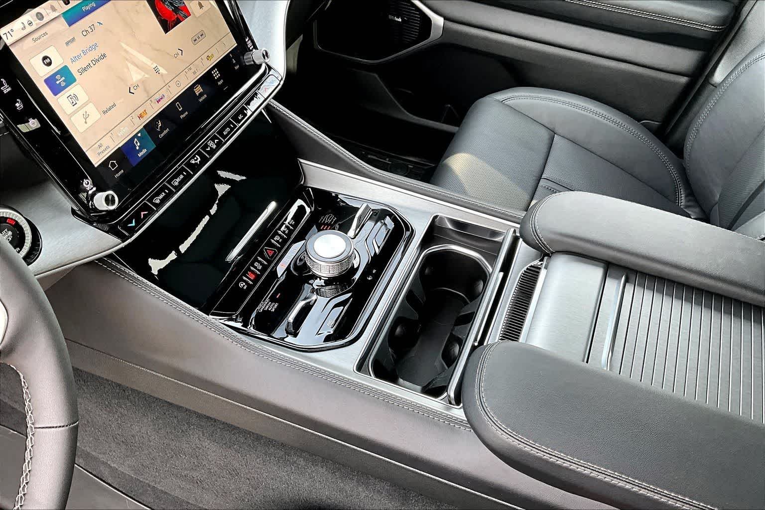 Thumbnail: 2026 Jeep Grand Wagoneer L - 17