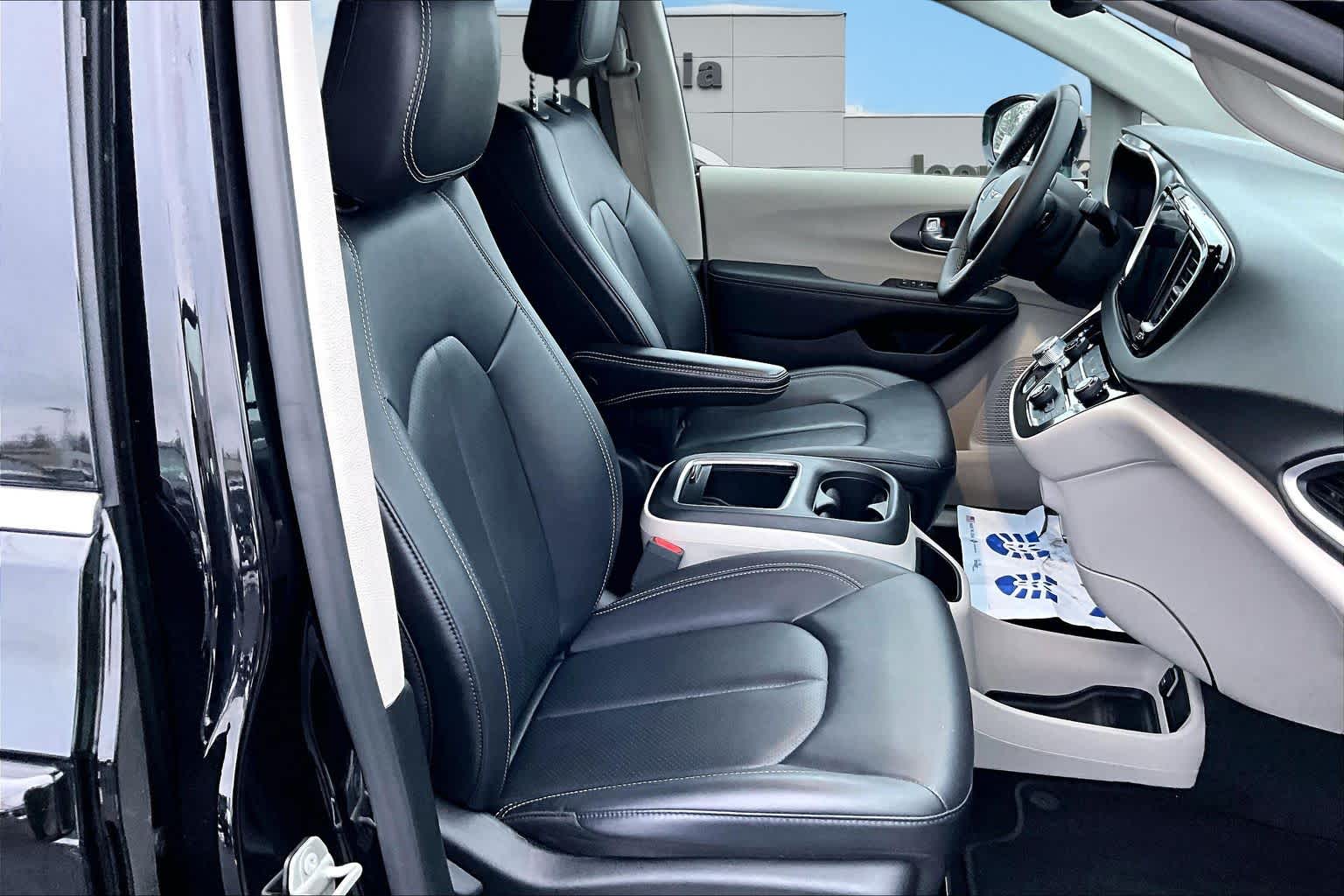 Thumbnail: 2024 Chrysler Pacifica - 14