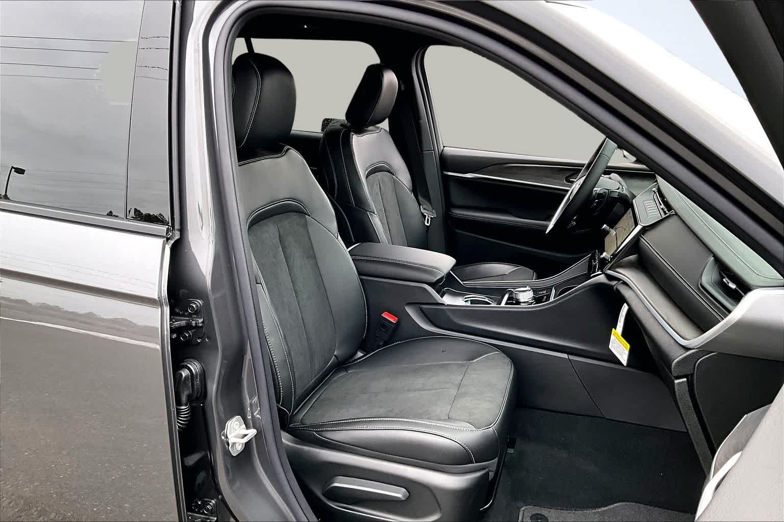 Thumbnail: 2026 Jeep Grand Cherokee - 14