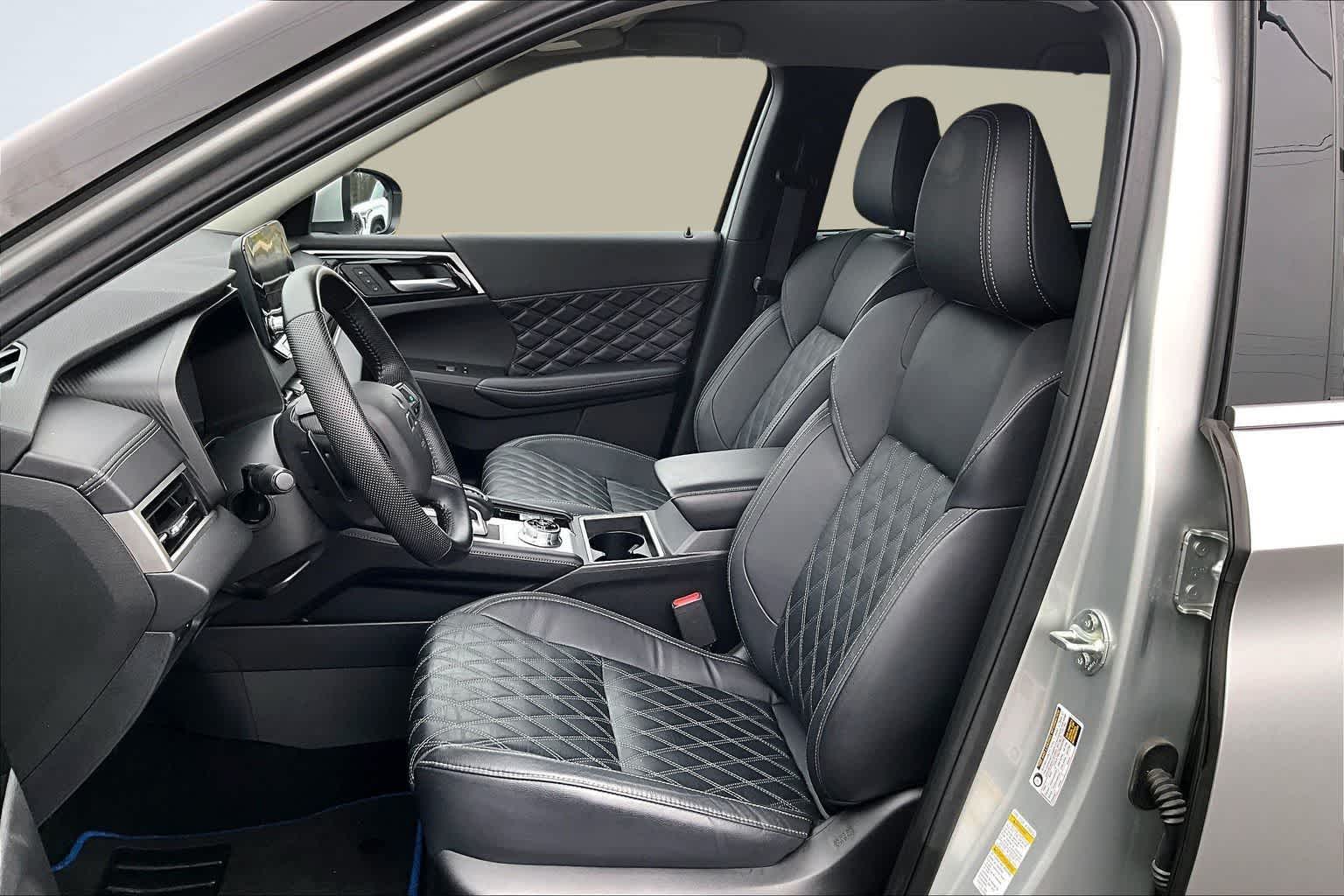 Thumbnail: 2023 Mitsubishi Outlander - 11