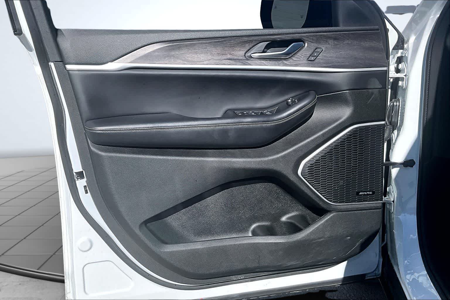 Thumbnail: 2022 Jeep Grand Cherokee - 28